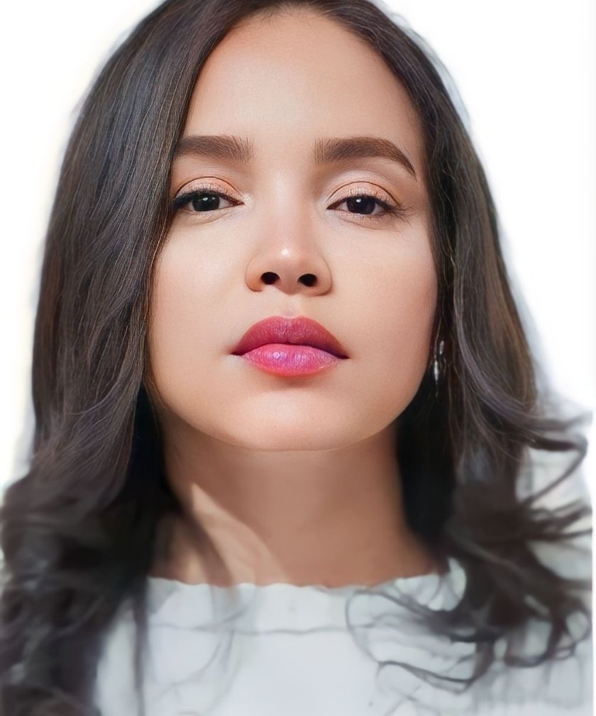 Ingrid Miranda em consultório clean